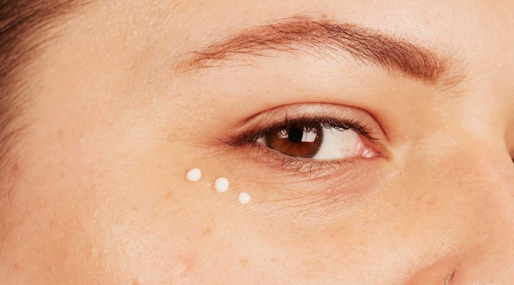 Prendre soin du contour des yeux