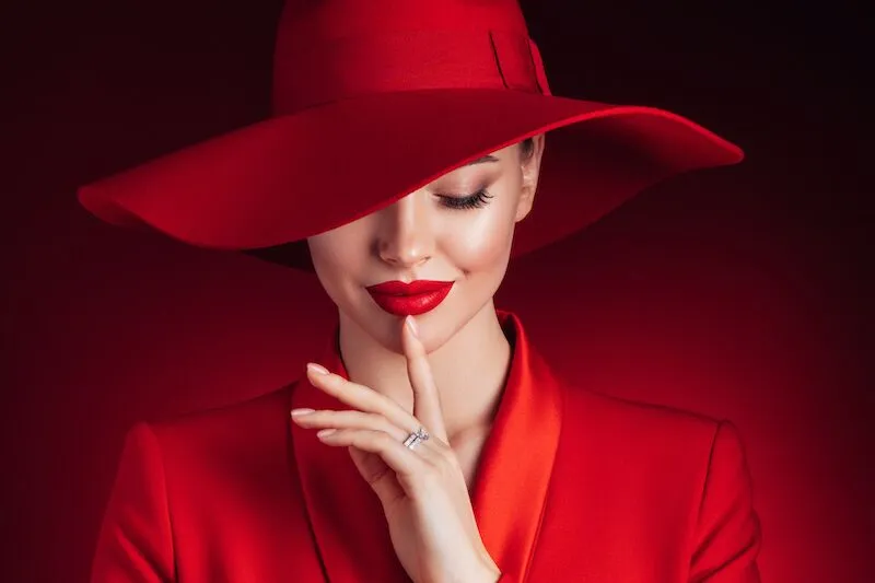 Une femme élégante en rouge