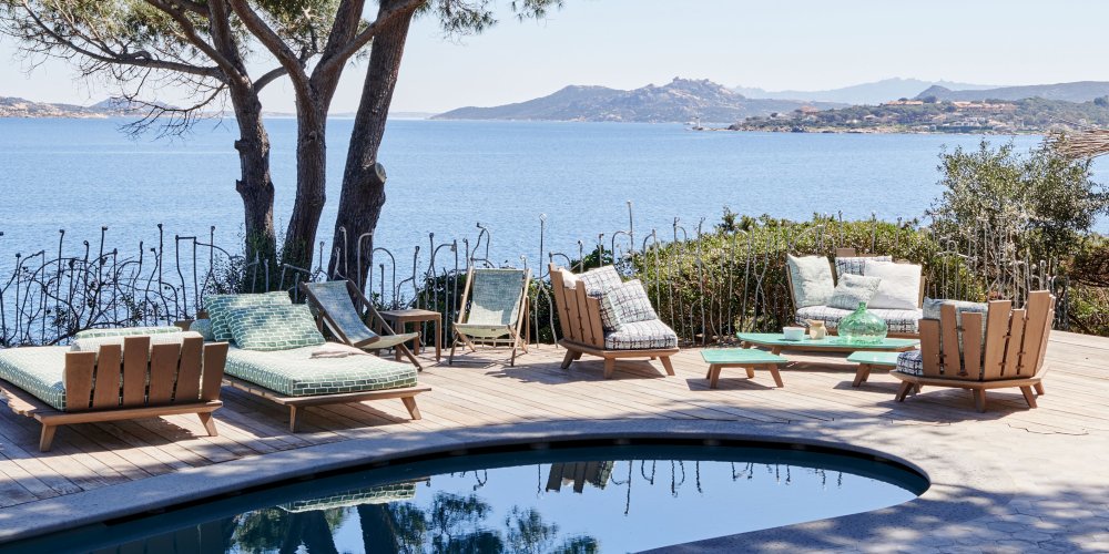 décoration autour de la piscine d’une maison ou d’un chalet au bord de la mer.