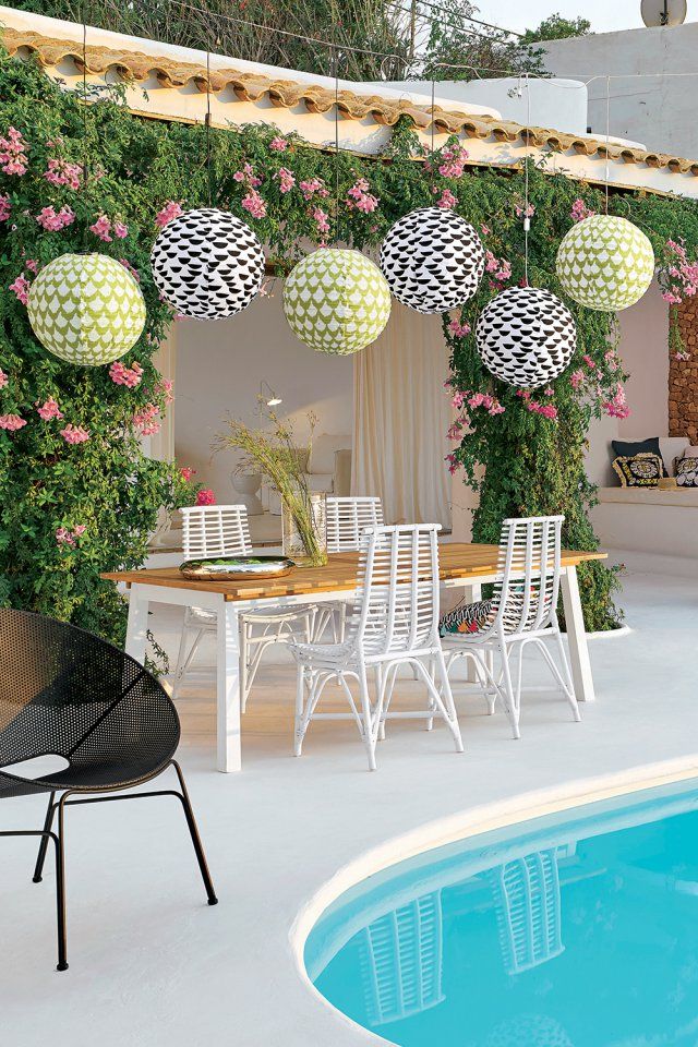 décoration autour de la piscine d’une maison ou d’un chalet au bord de la mer.