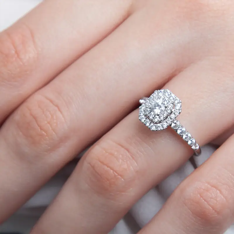 La bague de fiançailles cette saison; Singularité et émotions.