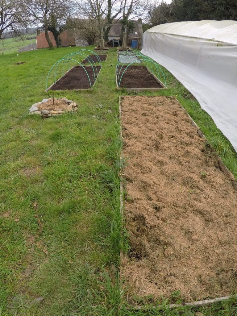 Certains jardiniers aiment aussi utiliser cette saison pour enrichir le compost.