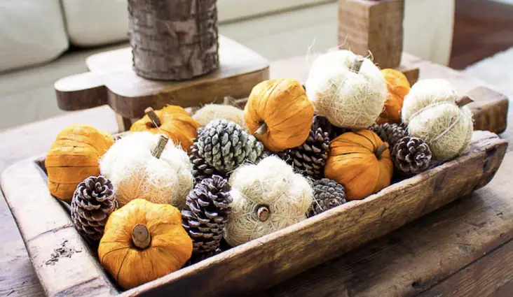 Sur la table, j’ajoute quelques pommes de pin, des brindilles, des feuilles séchées, pour ma décoration d’automne