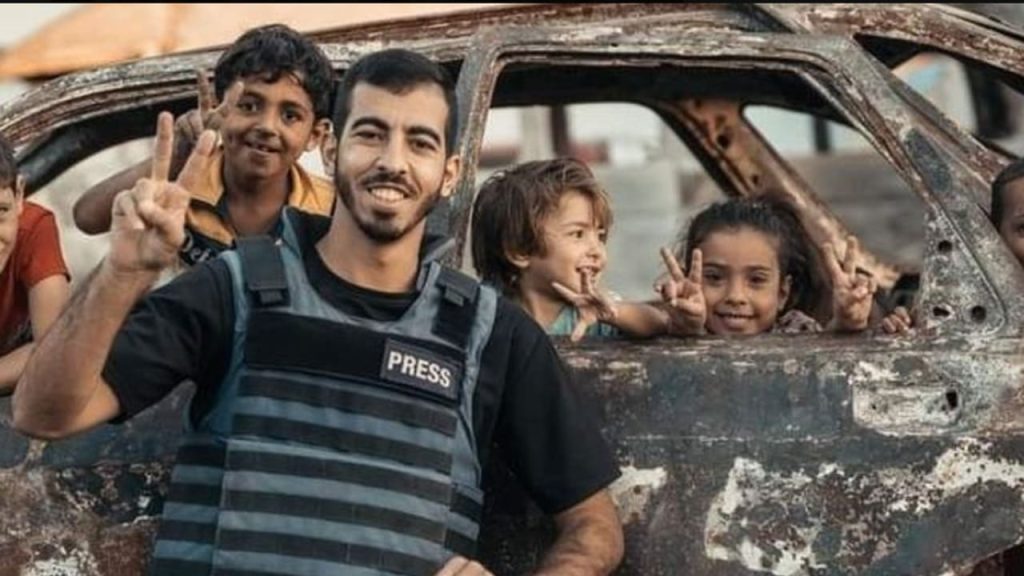 Saleh Aljafarawi avec les enfants de Gaza