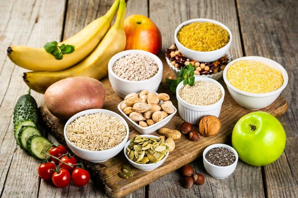 L’alimentation joue un rôle clé. Les aliments riches en magnésium, en vitamines B6 et en oméga-3 aident à réguler les hormones