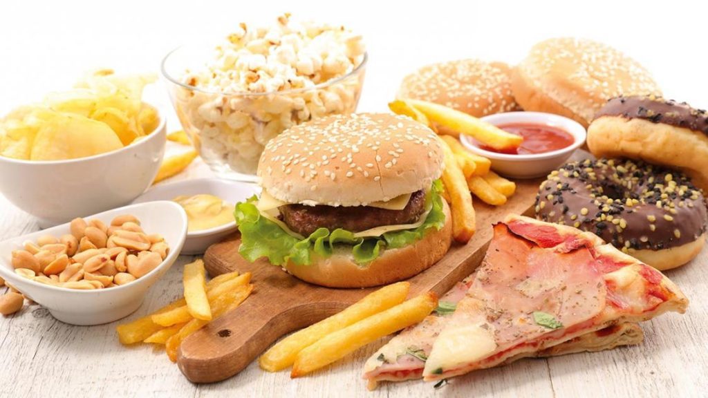 L’alimentation joue un rôle clé.: éviter le sucre raffiné, les aliments ultra-transformés