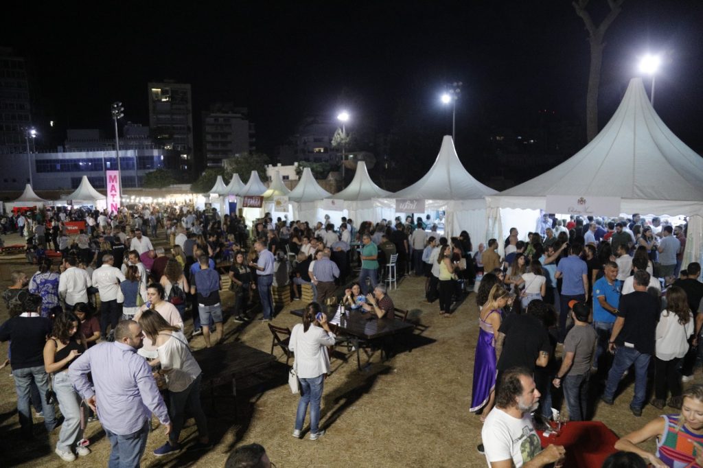 Chaque année, cet événement rassemble des gens qui aiment le vin, mais aussi la culture, la musique et la convivialité.