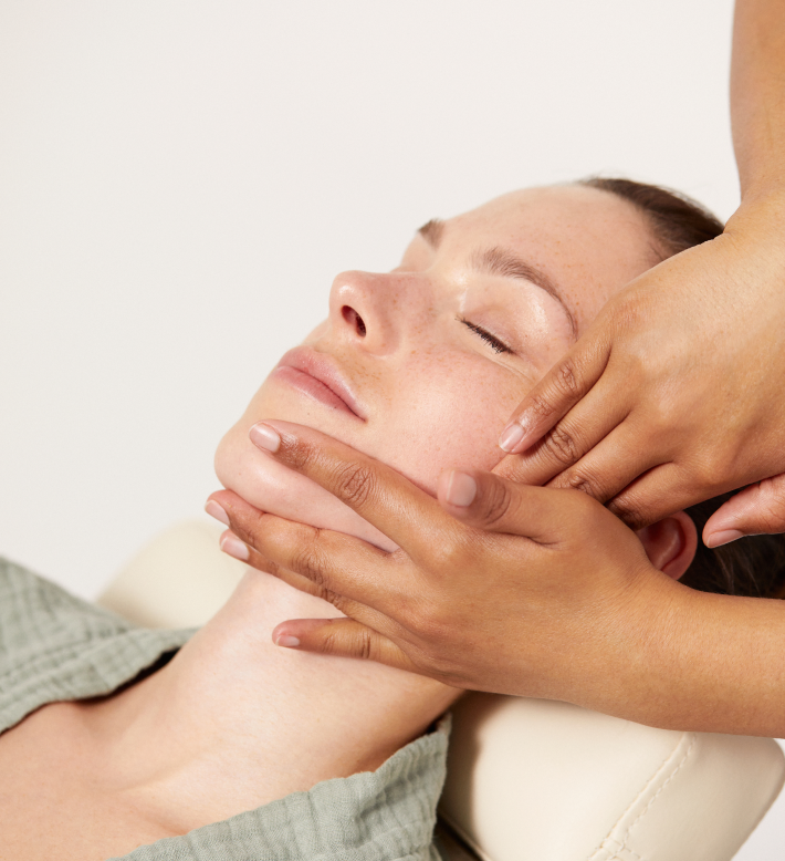 Une minute de massage lymphatique : le secret des visages reposés.