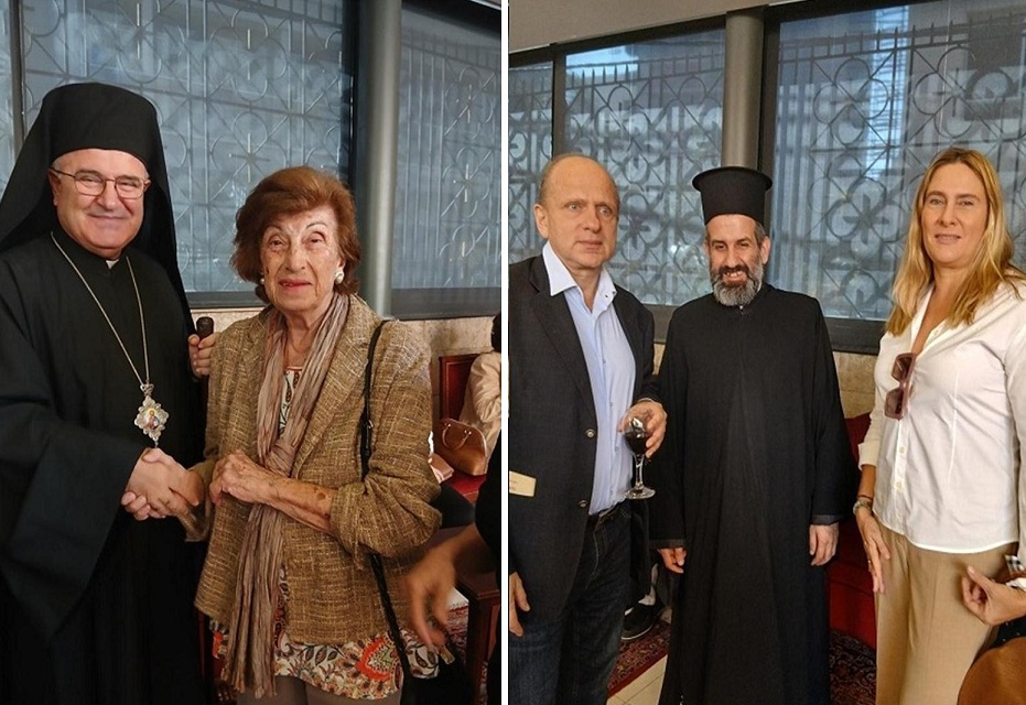 l’évêque Georges Bakhouni serrerant  les mains des fidèles au Saint-Sauveur