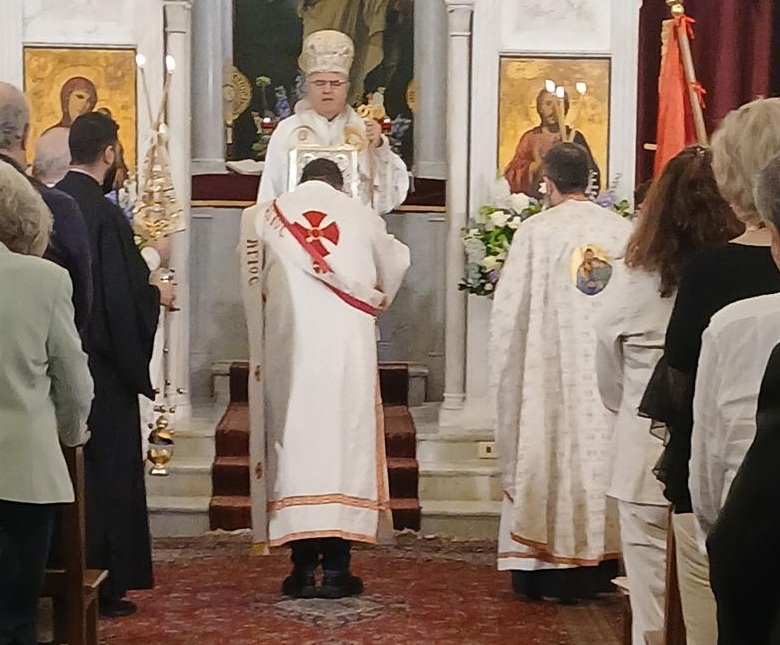 l’évêque Georges Bakhouni célébrant la messe au Saint-Sauveur