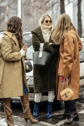 Bottes noires sous manteau camel pour une allure parisienne.
– Bottes chocolat sous manteau crème pour un style luxe discret.
– Bottes à talon bloc sous manteau oversize pour jouer les volumes.