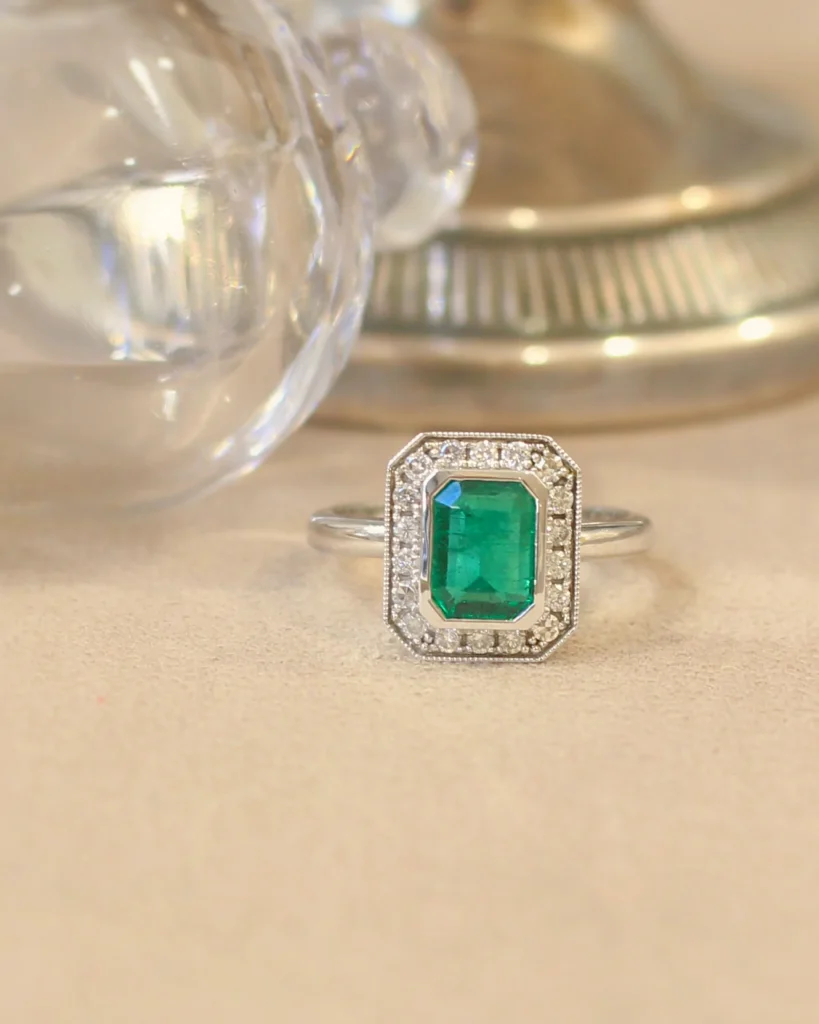 Bague héritage : un saphir central entouré de diamants anciens 