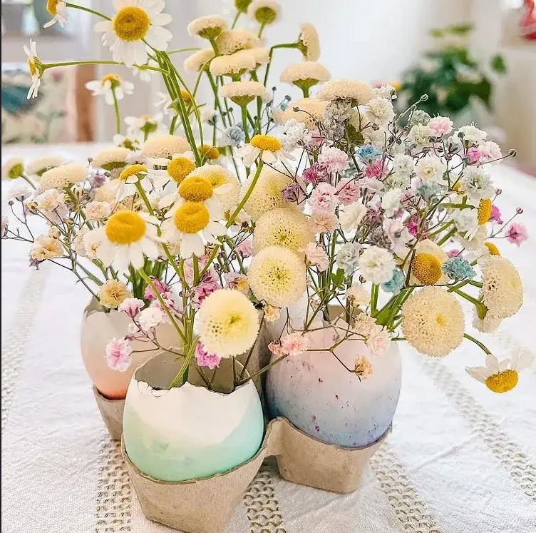 Quelques fleurs sauvages, des coquilles d’œufs brisées délicatement, et parfois, presque en secret, un petit mot glissé pour chaque invité pour ladécoration de Pâques