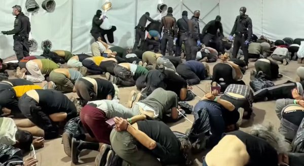 Des militants de la flottille detenus par israel dans le port d'ashdod
