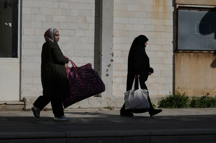  femmes déplacées portant des poids lourds : cause principale de la bursite