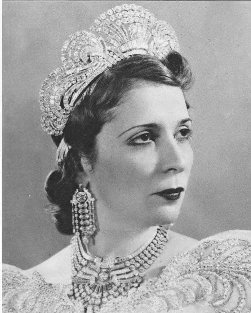la reine Nazlie portant son collier « collerette » monumental en forme de bavette. Il se compose de 673 diamants parfaits, complété par une tiare de 700 diamants.