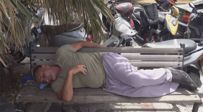 À Beyrouth, vingt ans de rides pour filmer la routine du désastre.