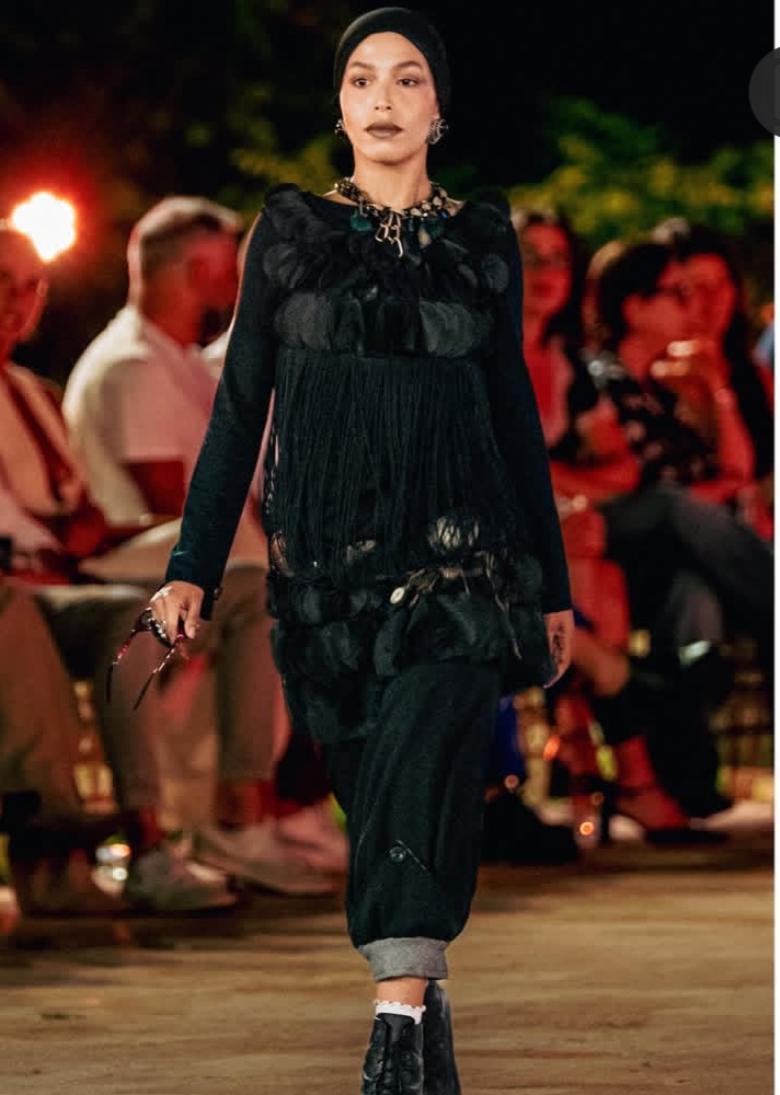 Ce look noir monochrome est une masterclass de texture et de sophistication. 
