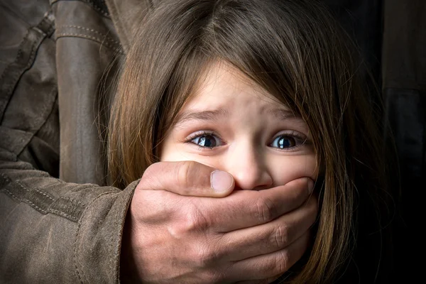 Cette femme a subi une agression sexuelle grave à l’âge de trois ans.