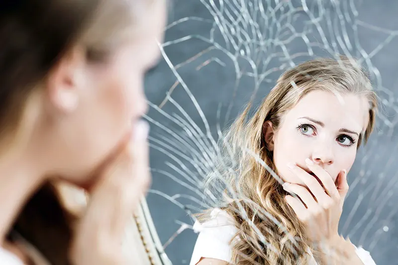 Les agressions de la sœur aggravent son trouble de la personnalité borderline.