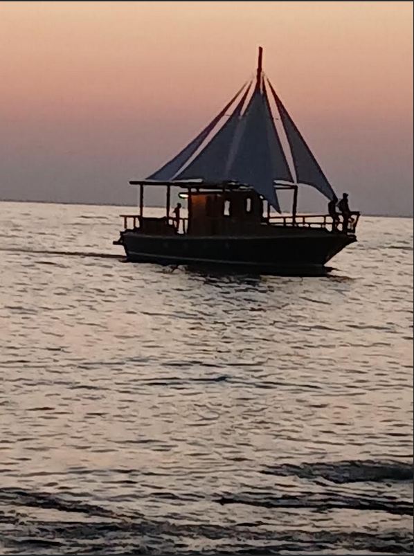 La mer murmure des secrets anciens aux festivaliers venus célébrer le vin libanais.