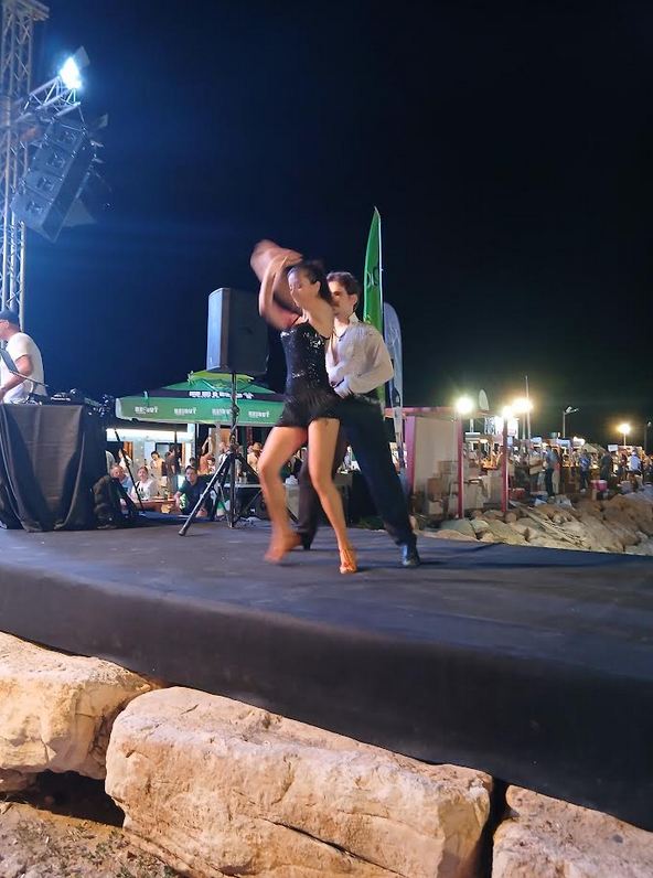 La grâce des corps et l'enchantement musical à Byblos en blanc et rosé