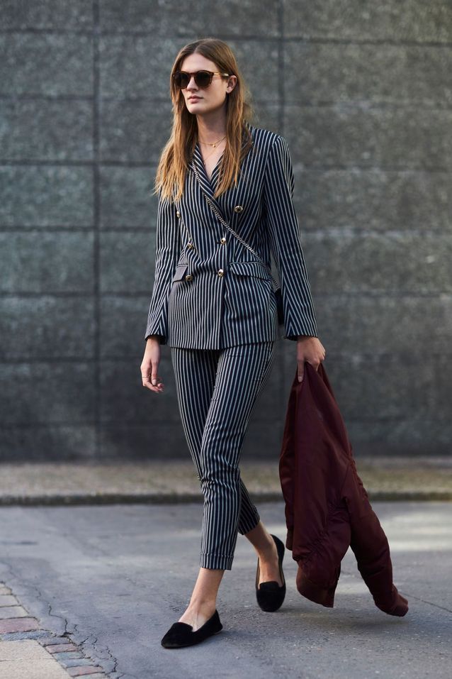 Une femme sophistiquée maitrisant l'art du chic