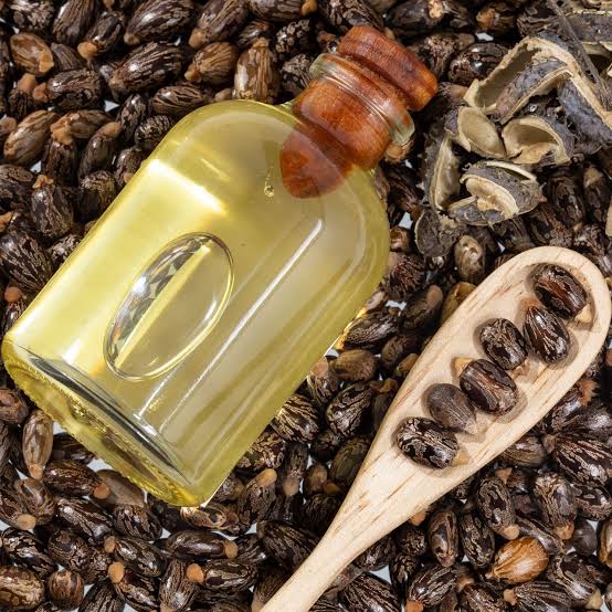 L'huile de ricin : Ce liquide visqueux qui vaut son pesant d'or et de désillusions.