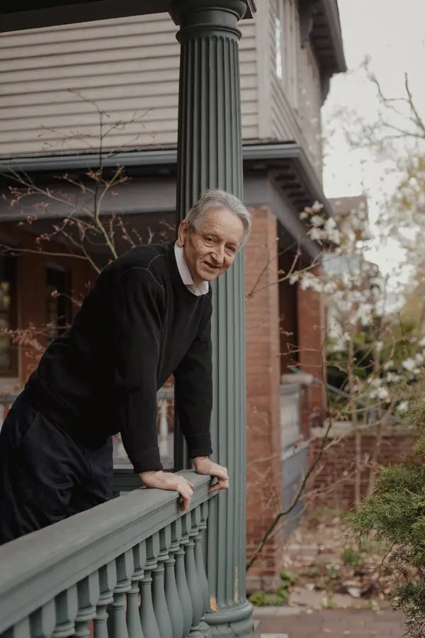 Geoffrey Hinton, le créateur qui tire la sonnette d'alarme.