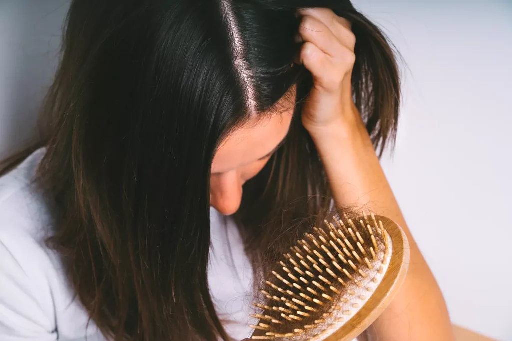 L'Automne Arrive et Vos Cheveux Valsent : Comprendre la Chute Saisonnière.