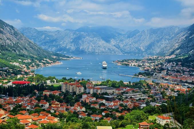 Le Monténégro, ce joyau des Balkans qui défie la géographie et fait tourner toutes les têtes.