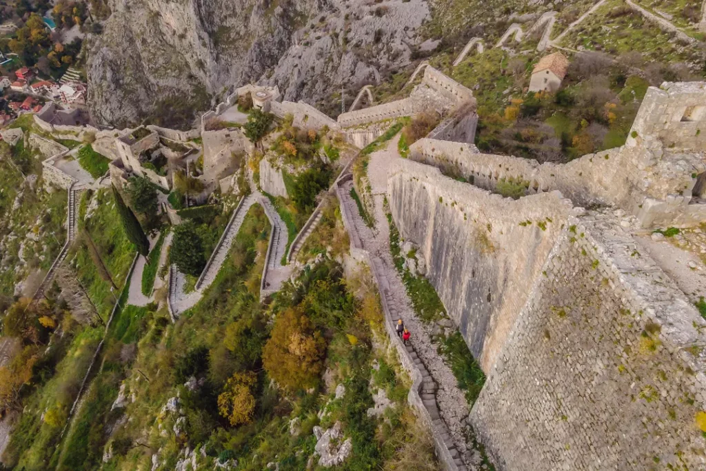 Pour mériter une vue panoramique la plus époustouflante au montenegra, il vous faudra gravir vaillamment treize cents marches vers la forteresse de kotor.