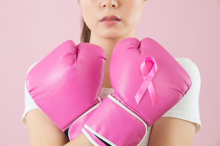 Derrière le ruban rose, l'histoire d'une femme face au cancer.