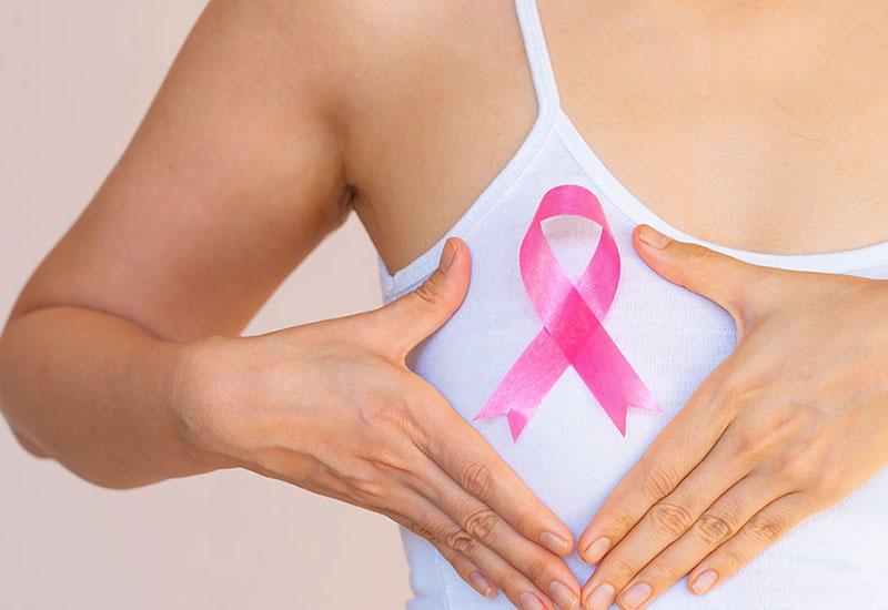 Derrière le ruban rose, l'histoire d'une femme face au cancer.